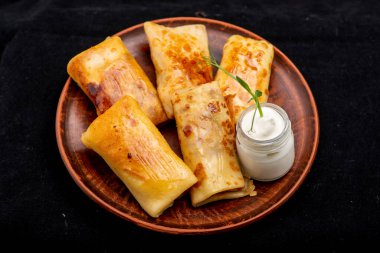 İnce kremalı ve ekşi kremalı krep.