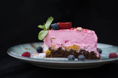 Beyaz bir plaka üzerinde çilek Cheesecake