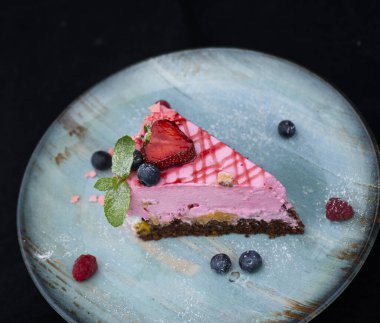 Lezzetli yaban mersinli kek siyah tabakta