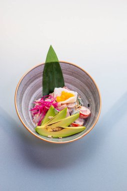 Balık ve sebzeli bir tabak Japon suşisi.