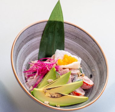 Beyaz masada salatalı kase.