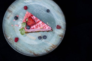 Böğürtlenli, nane ve ahududulu kek.