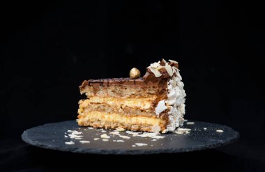 Siyah tabakta fındıklı kek..