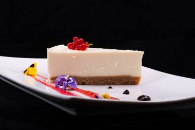 Nane yapraklarıyla süslenmiş cheesecake ve böğürtlen. beyaz arkaplan