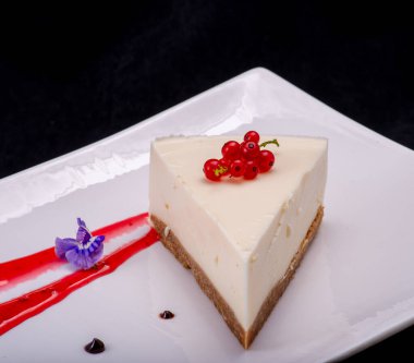 Taze nane ve kirazlı cheesecake.