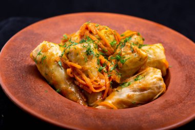 Siyah tabakta etli kızarmış lahana ruloları. Geleneksel Rus mutfağı.