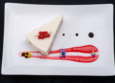 Kek çilek beyaz tabakta ile