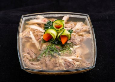 Asya yemeği. sebzeli tavuk çorbası.