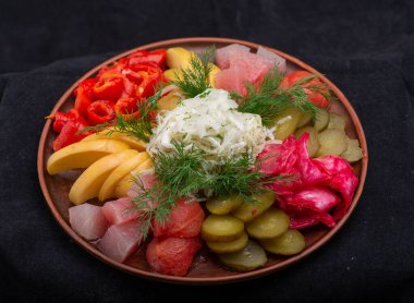 Salatalık turşulu Rus salatası, lahana ve kırmızı biber.