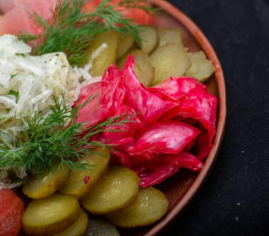 Salatalıklı Rus salatası, kırmızı lahana, soğan ve salatalık turşusu.