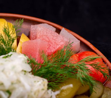 Ringa, soğan ve dereotlu Rus soğuk kış salatası.