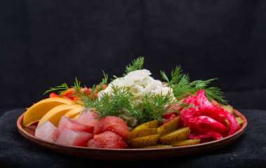 Taze sebzeli ve peynirli salata