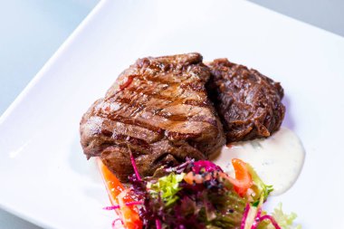 Sos, sebze ve otlu lezzetli biftek.