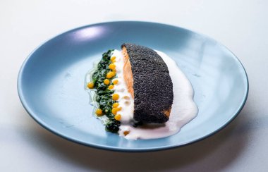 Sebze ve otlu ızgara somon.