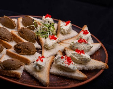 Süzme peynirli, fesleğenli, domatesli lezzetli bruschetta.