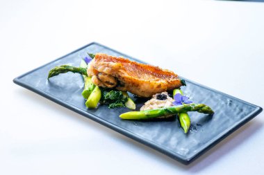 Soslu ve sebzeli ızgara ördek göğsü.