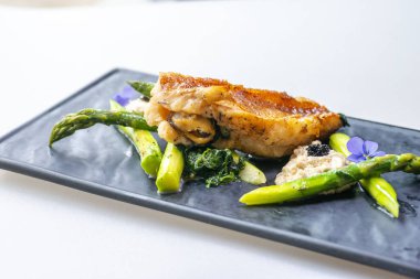 Kuşkonmaz ve soslu ızgara somon.