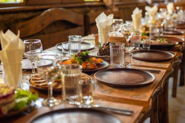 Düğün partisinde yemekli güzel bir masa..