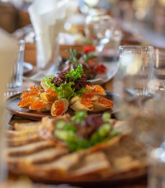 Ahşap bir masada bir sürü farklı yemek var.