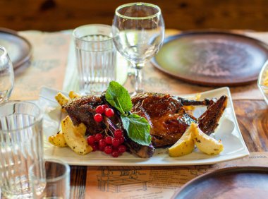 Patates ve soslu ızgara tavuk.