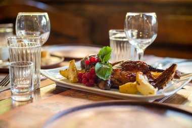 Restoranda servis edilen kızarmış tavuk göğsü ve patates. seçici odak.