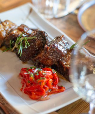 Biftek ve baharatlı kuzu pirzolası.