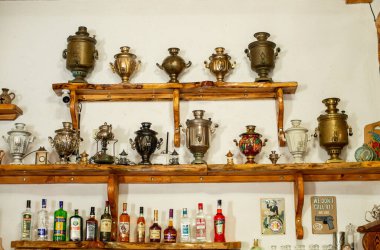 Eski ahşap ve antika şarap şişeleri.