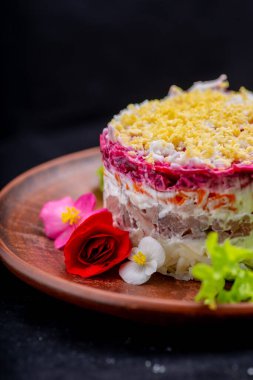 Kırmızı soğanlı ve otlu Rus ringa balığı.