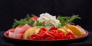 Taze sebzeli Japon salatası, ton balığı ve turp..