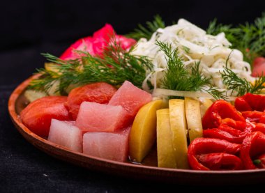 bir tabak taze sebze salatası