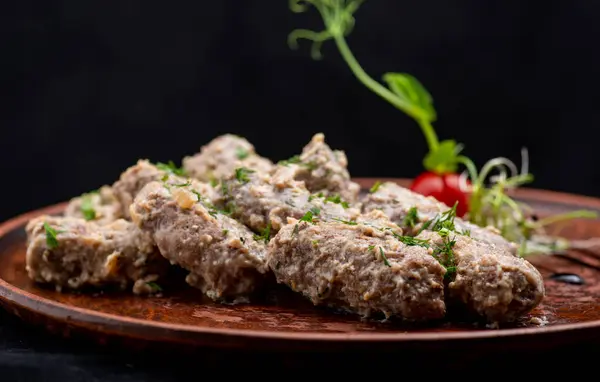 Siyah bir tabakta kıyma, yakın plan. Baharatlı, baharatlı et kıyması. Türk yemeği mi? Türkçe geleneksel