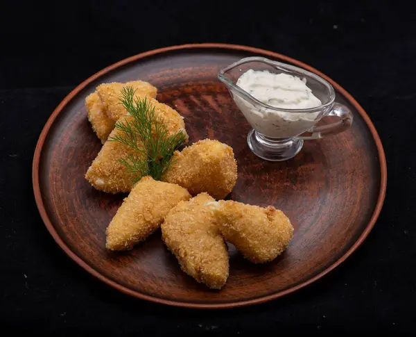 Soslu ve peynirli tavuk nugget.