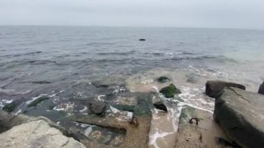 Taşlı, taşlı ve dalgalı deniz kıyısı