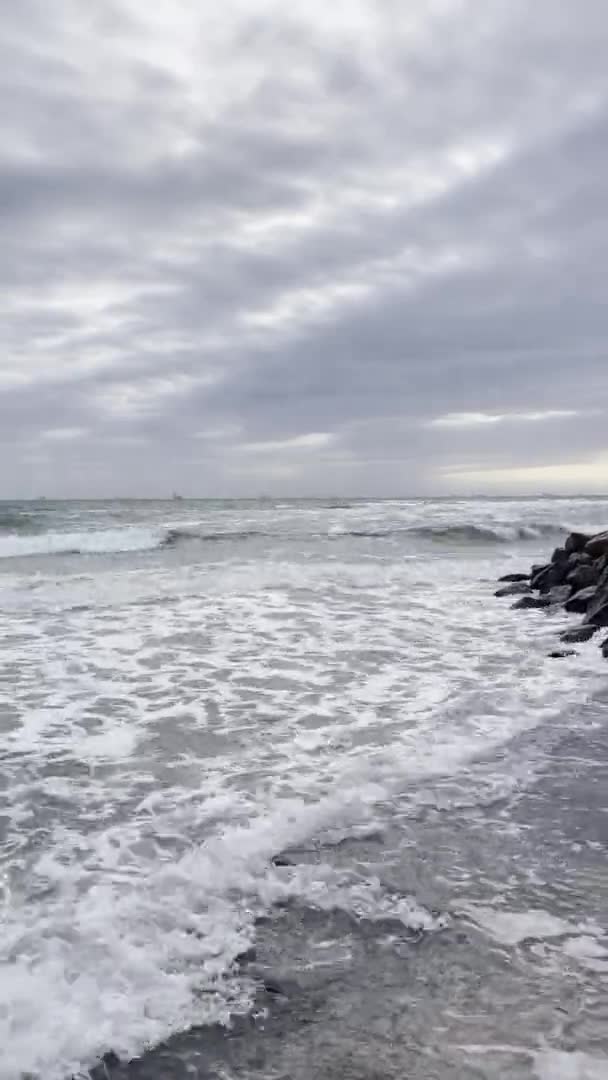 Kumlu Bir Sahilde Büyük Beyaz Dalgalı Güzel Bir Deniz Manzarası — Stok video