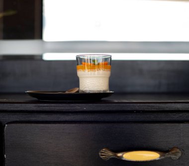 Bir bardak taze limon suyunun yakın görüntüsü