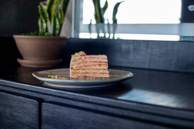 Tabakta dilimlenmiş kek.