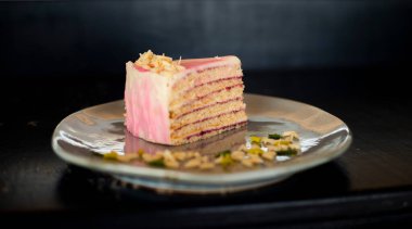 Siyah arka plandaki tabakta çocuk oyuncağı..