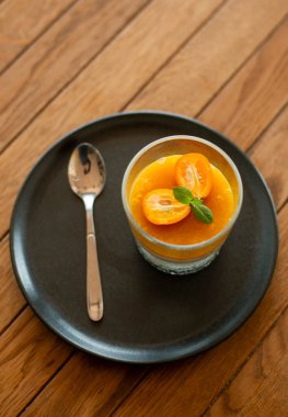 Tahta masadaki kremalı kabak tatlısı..