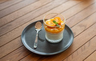 Portakal soslu dondurma.