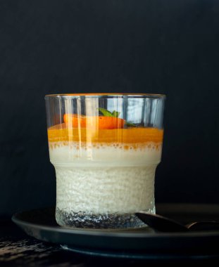Lezzetli panna cotta ile cam, yakın çekim
