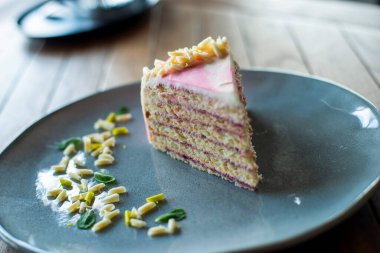 Kremalı ve dutlu lezzetli pasta.