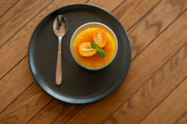 Beyaz bir masada kremalı ve tarçınlı balkabağı çorbası. Sonbahar mevsimlik yiyecekler.