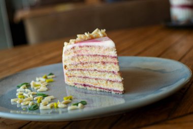 Tatlı kek tabakta, masada..