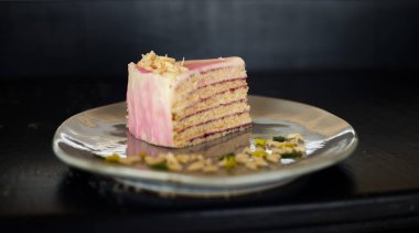 Beyaz arka planda çikolatalı pasta