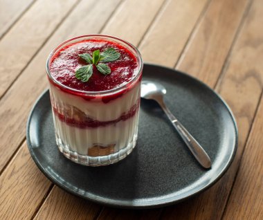 Çilekli ve ahududulu tatlı