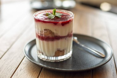 Çilekli ve naneli taze tatlı.