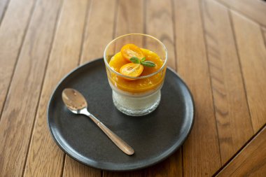 Mango ve tutku meyve güler yüzlü