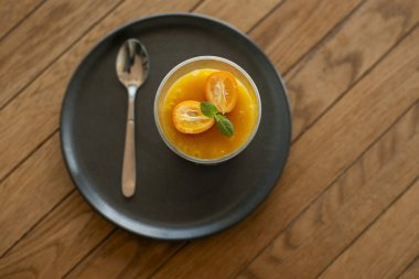 Tahta masada naneli balkabağı çorbası.