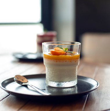 Vanilyalı tatlı ve beyaz tabakta karamel.