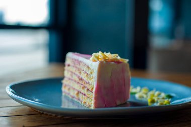 Pembe çiçekli lezzetli pastayı kapat.